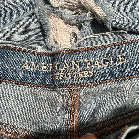 American Eagle Women’s Light Wash Blue 5 Pocket Distressed Mom Jeans - Picture 8 of 10